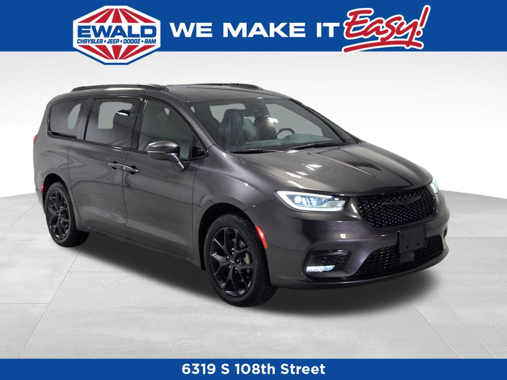 2021 Chrysler Pacifica Touring photo