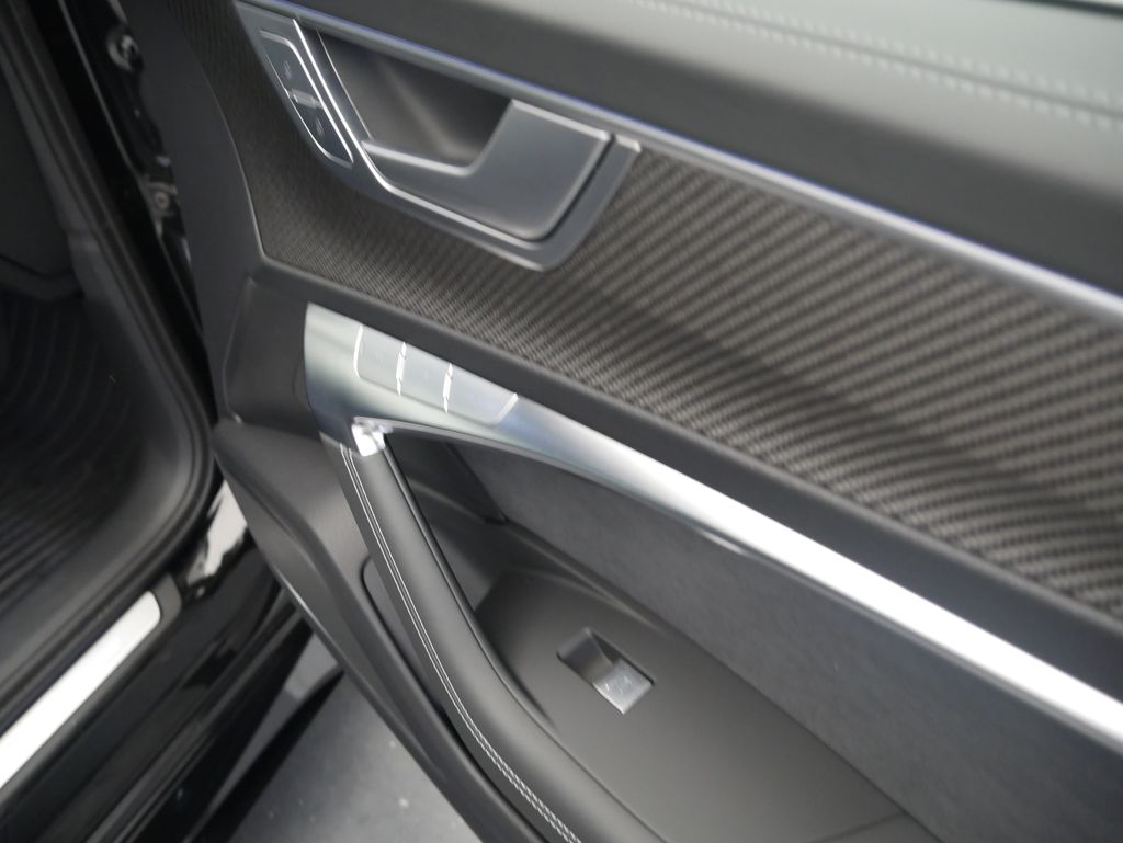 Thumbnail: 2025 Audi RS 6 - 27