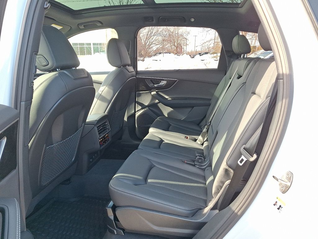 Thumbnail: 2026 Audi Q7 - 5