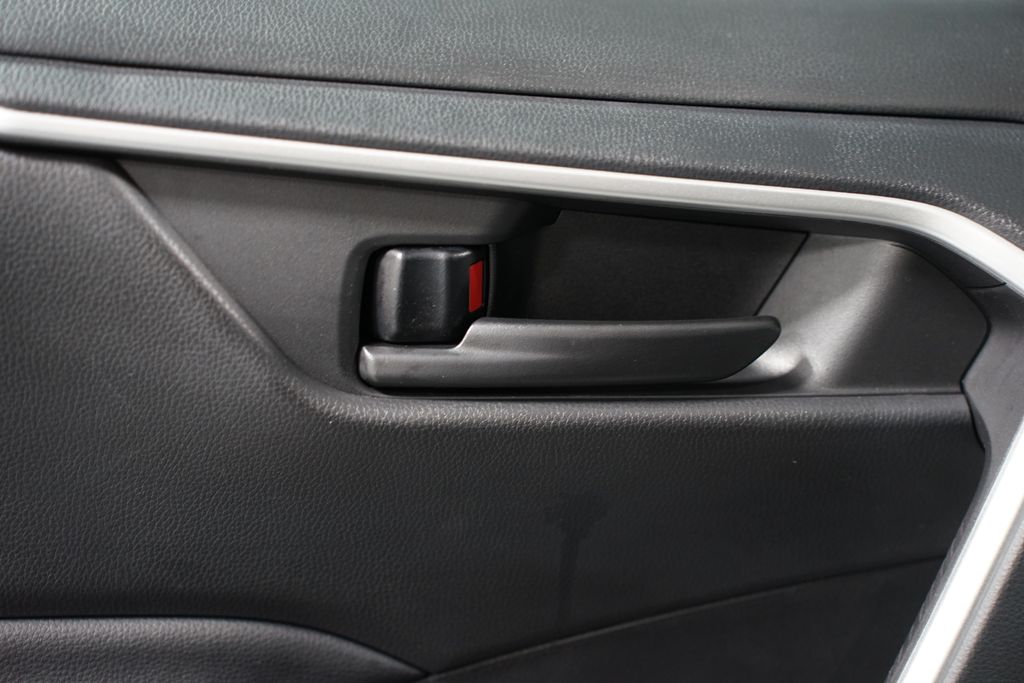 2022 Toyota RAV4 LE 29