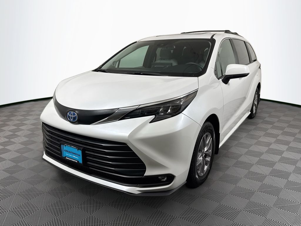 White 2025 Toyota Sienna XLE 7-Passenger AWD Minivan All-Wheel Drive Continuously Variable Transmission