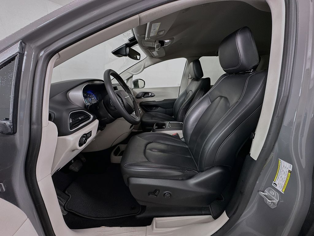 Thumbnail: 2022 Chrysler Pacifica - 21