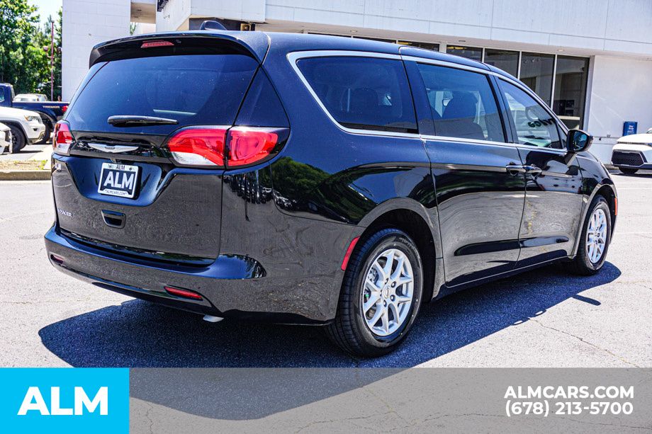 2023 Chrysler Voyager LX - Photo 6