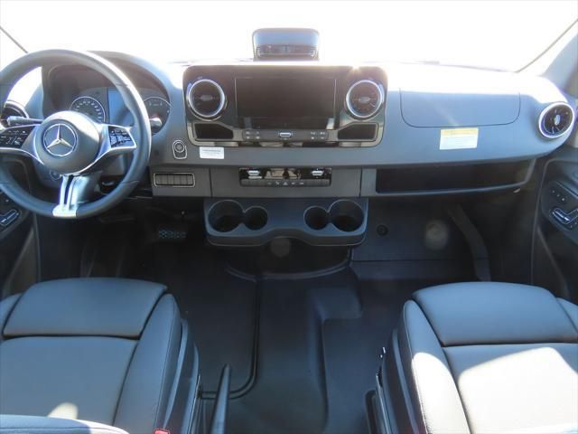 Thumbnail: 2025 Mercedes-Benz Sprinter - 14