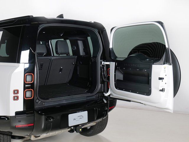 New 2026 White Land Rover X-Dynamic SE image 31