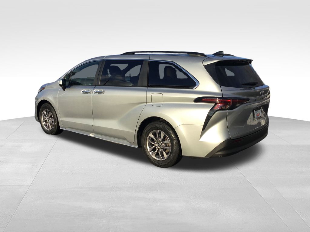 Thumbnail: 2024 Toyota Sienna - 3