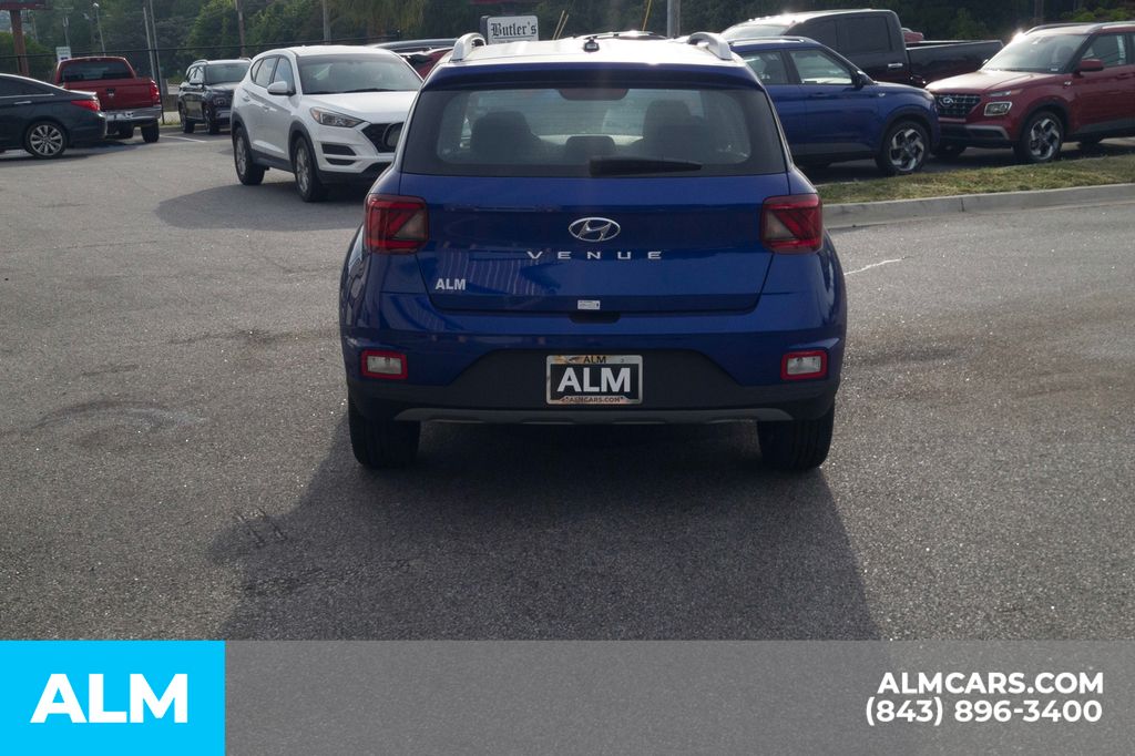 2025 Hyundai Venue SEL photo 3