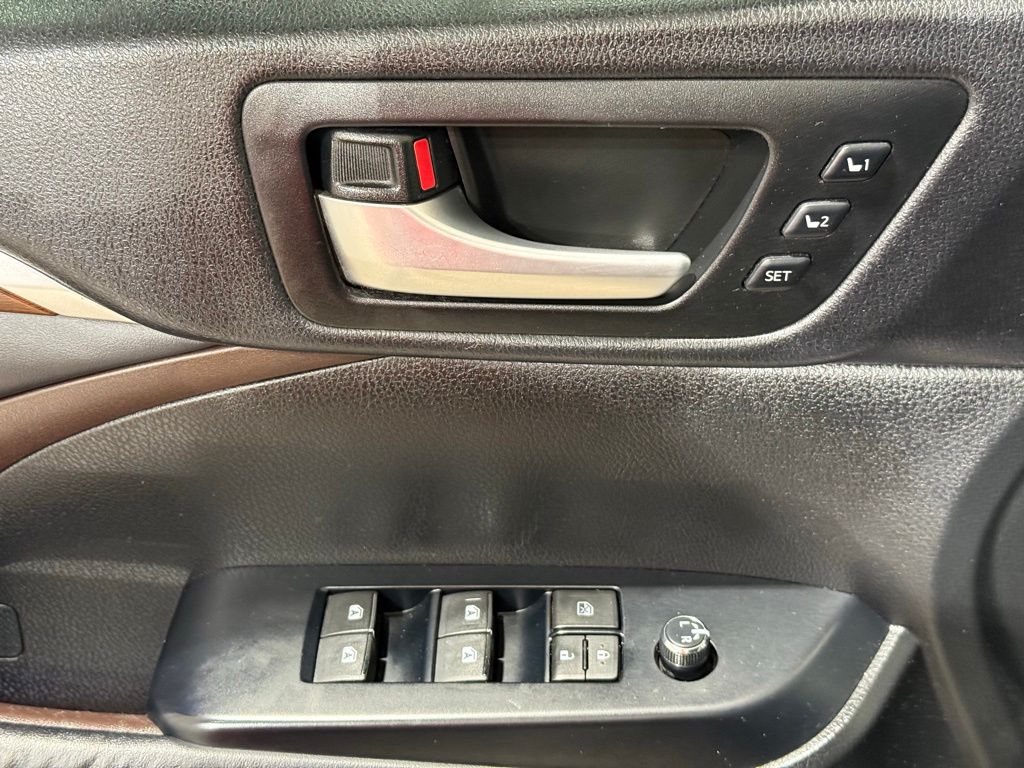 Thumbnail: 2016 Toyota Highlander - 16