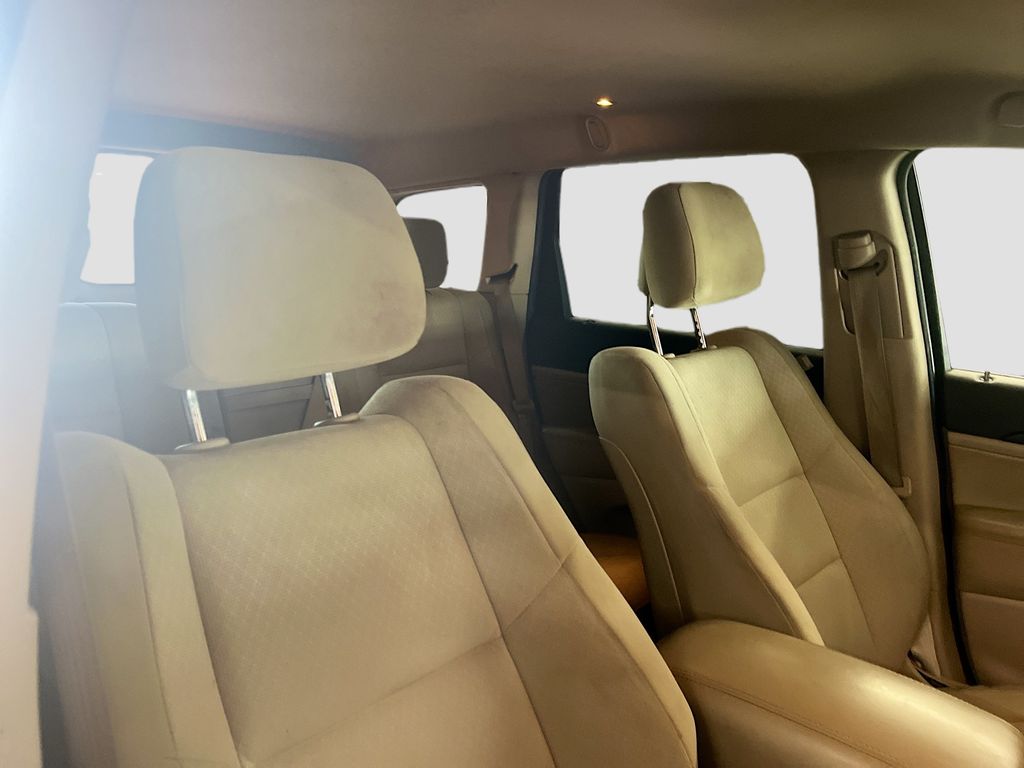 Used 2019 Silver Jeep Laredo image 25