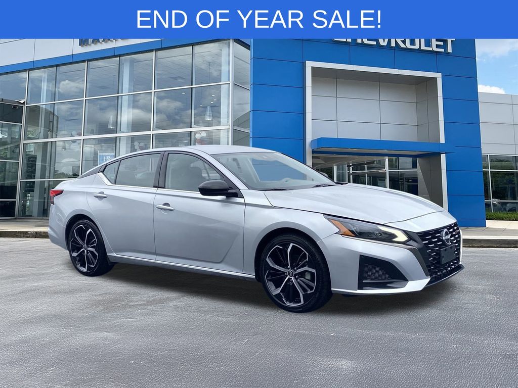 2023 Nissan Altima SR's photo