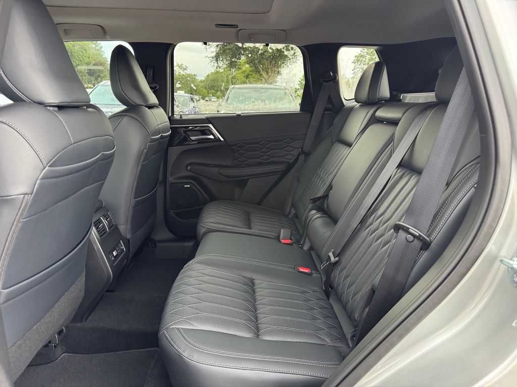 2025 Mitsubishi Outlander SEL photo 10