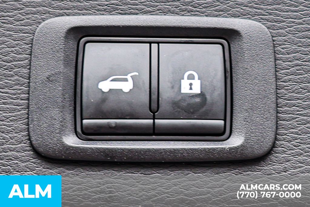 Used 2025 Silver Mitsubishi SE image 25