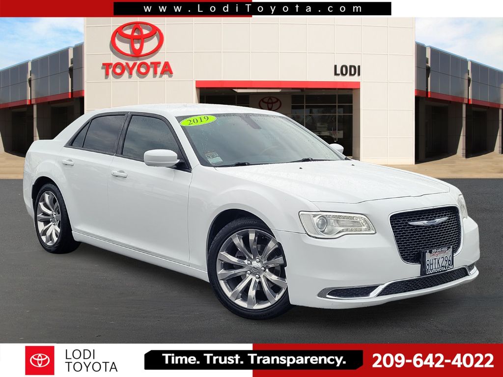 Bright White Clearcoat 2019 Chrysler 300 Touring RWD Sedan Rear-Wheel Drive 8-Speed Automatic