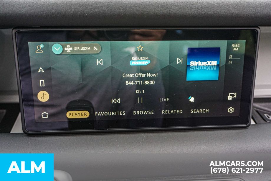 Used 2024 White Land Rover X-Dynamic SE image 39