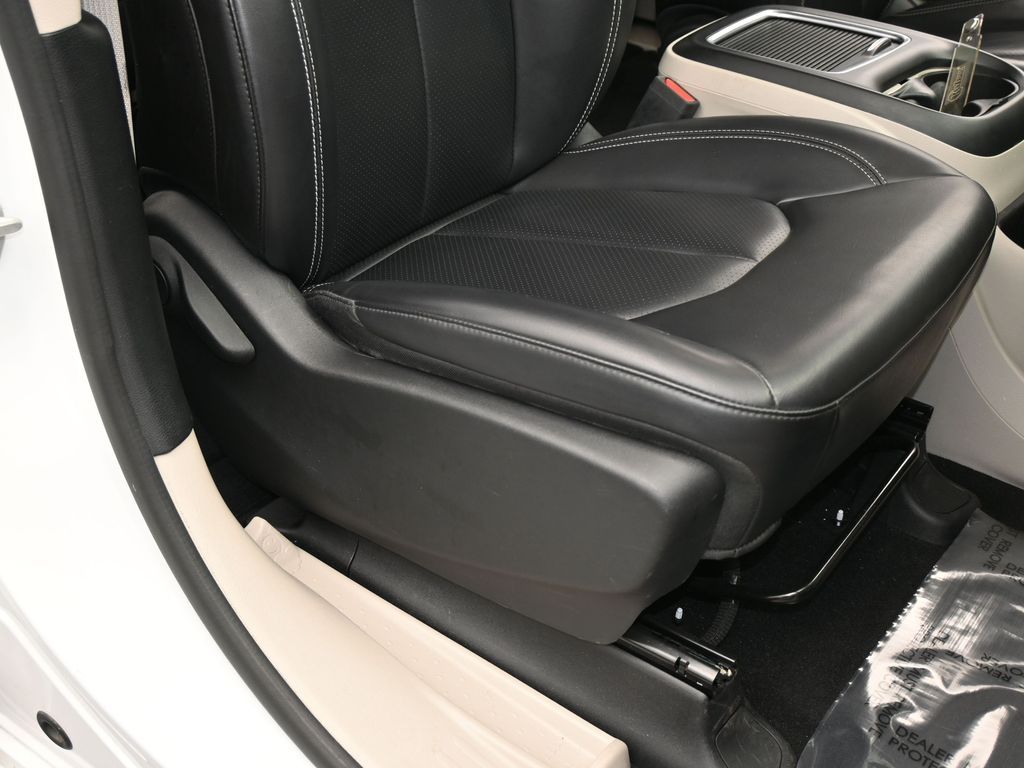 Used 2023 Bright White Clearcoat Chrysler Touring L image 43