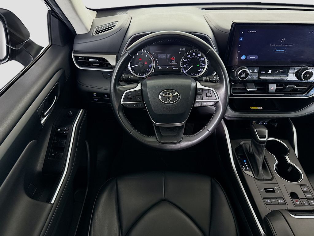 Thumbnail: 2023 Toyota Highlander - 10