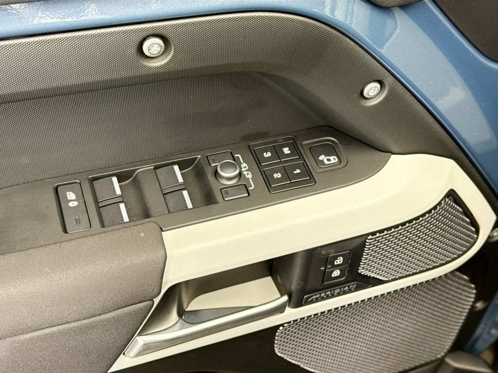 Thumbnail: 2022 Land Rover Defender - 24