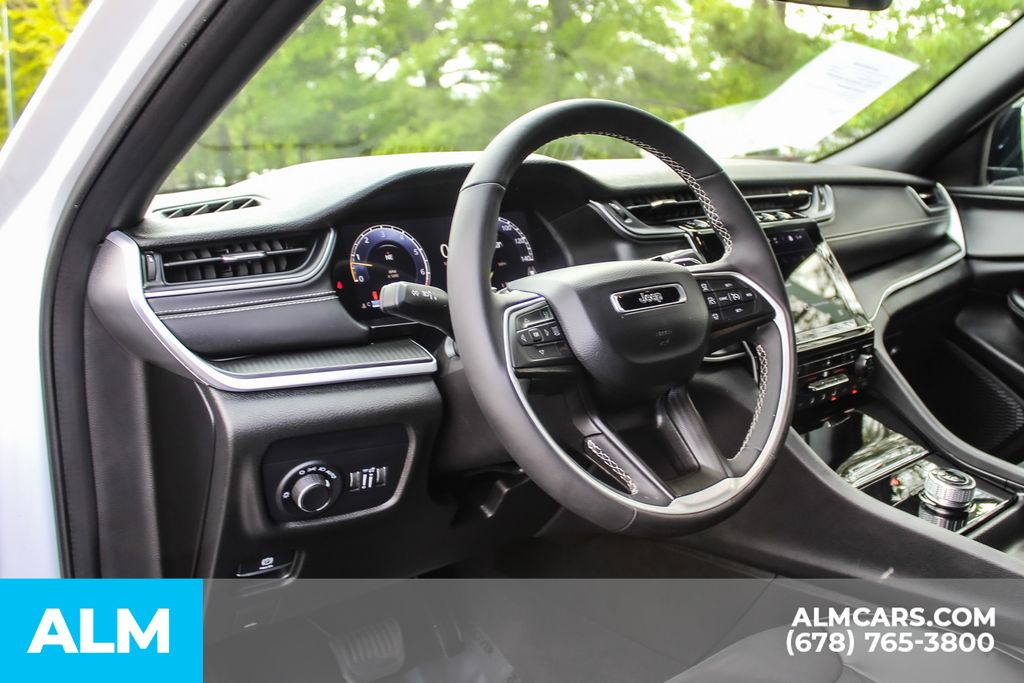 Used 2025 White/off-white Jeep Altitude image 33