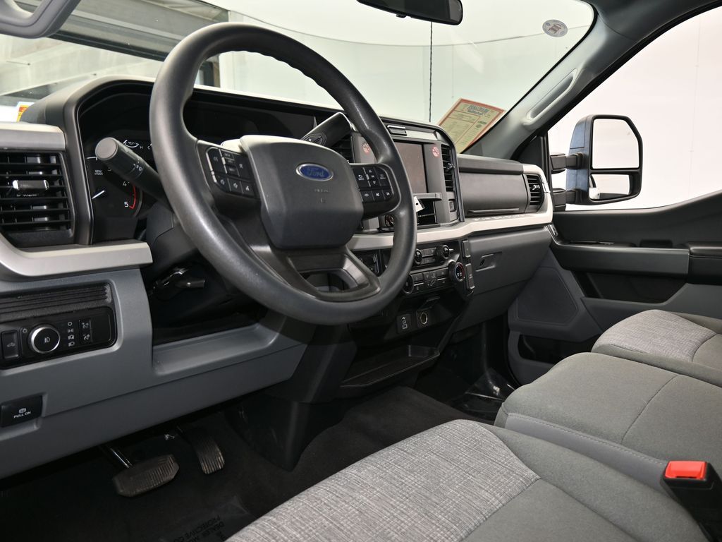 Used 2025 Oxford White Ford XLT image 13