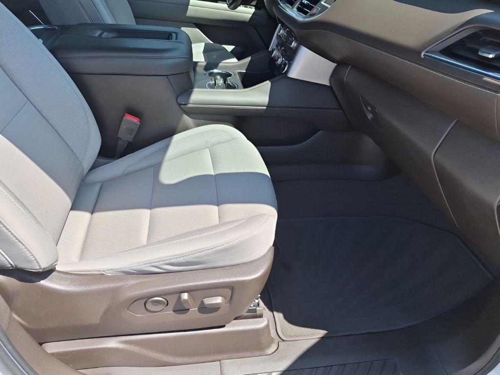 Used 2022 White GMC SLE image 16