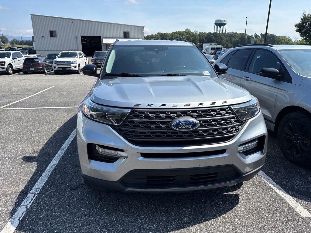 2024 Silver Metallic Ford Explorer XLT 4X4 SUV