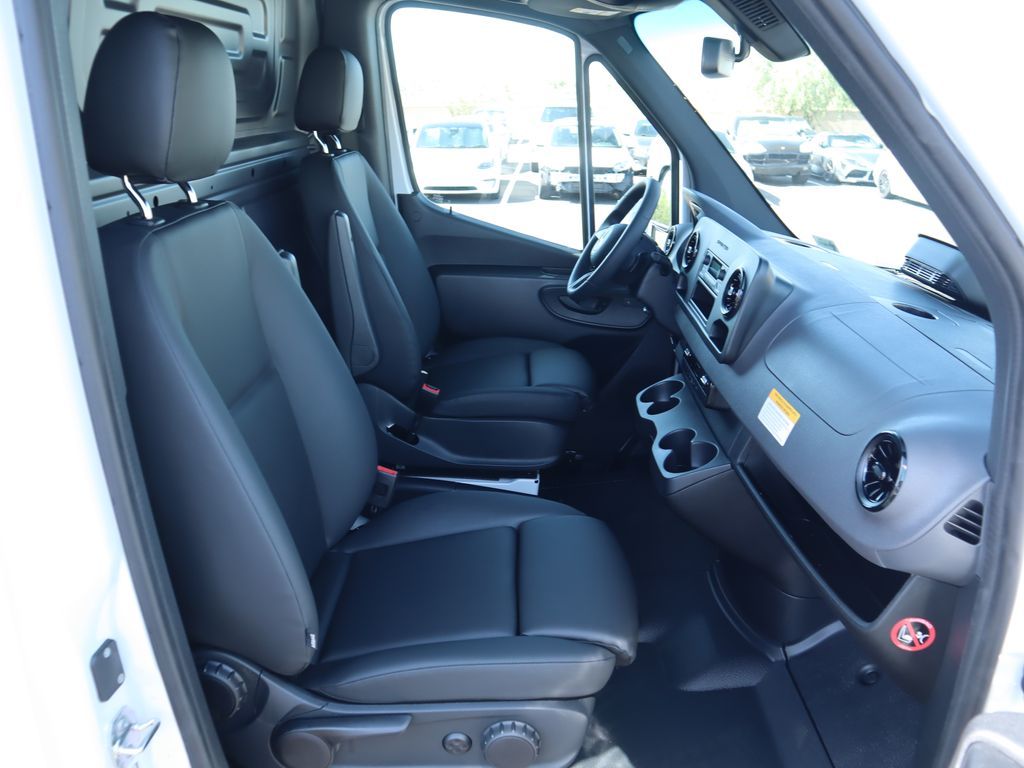 Thumbnail: 2025 Mercedes-Benz Sprinter - 19