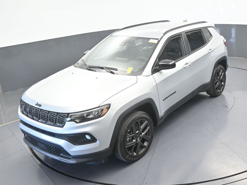 New 2026 silver zynith metallic clearcoat Jeep Latitude image 42