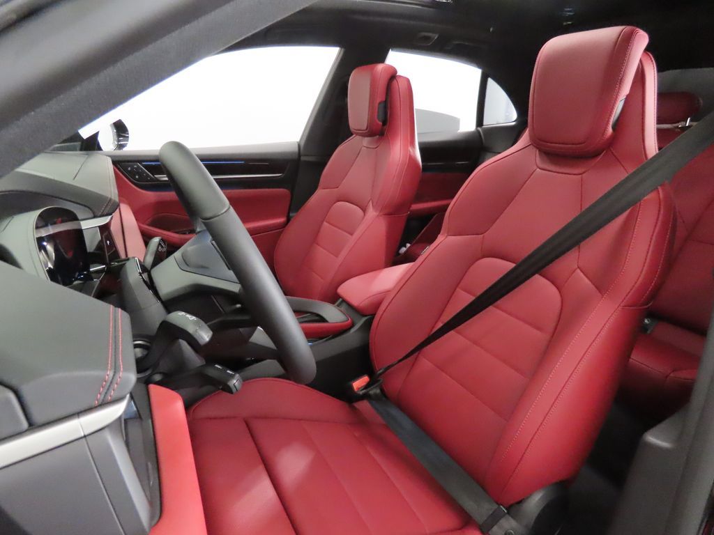Thumbnail: 2026 Porsche Macan - 5