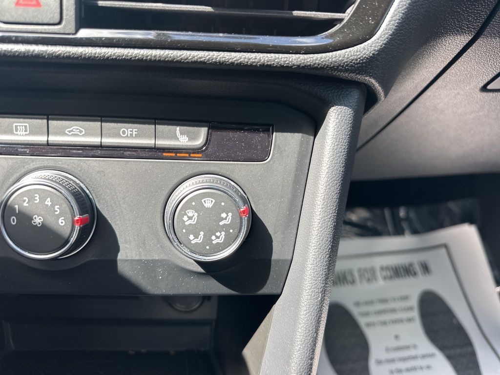 2022 Deep Black Pearl Volkswagen Taos 1.5T SE FWD SUV