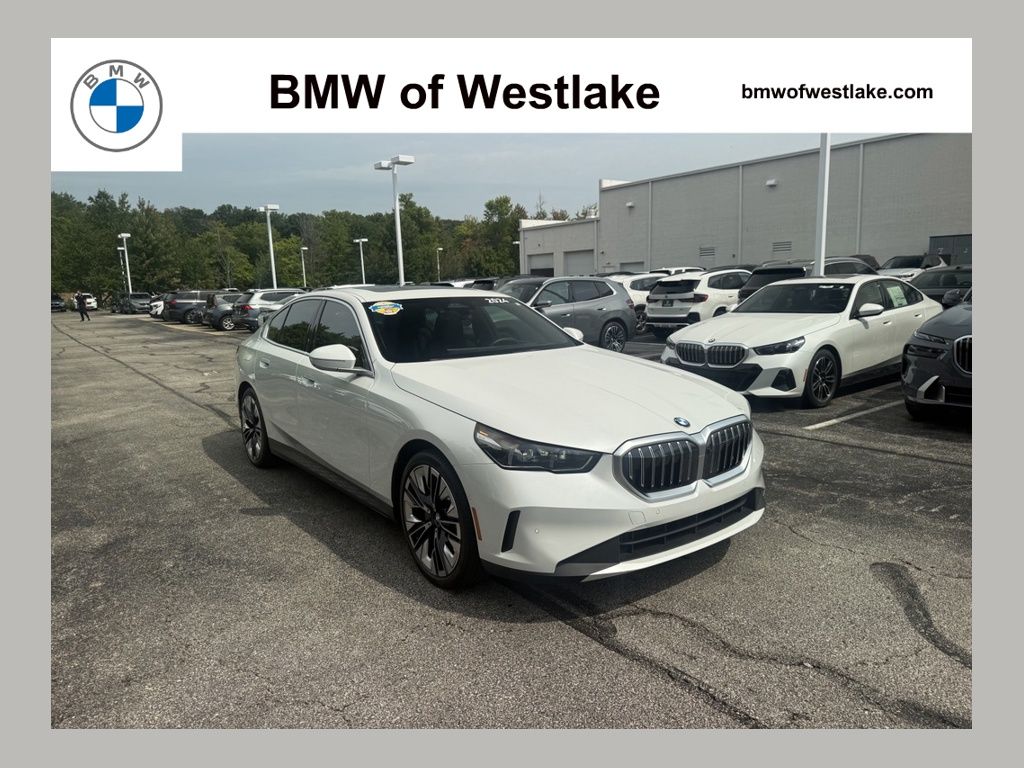 2024 BMW 5 Series Blanco (Mineral White Metallic) Sedán Tracción en las cuatro ruedas 8 velocidades Automática