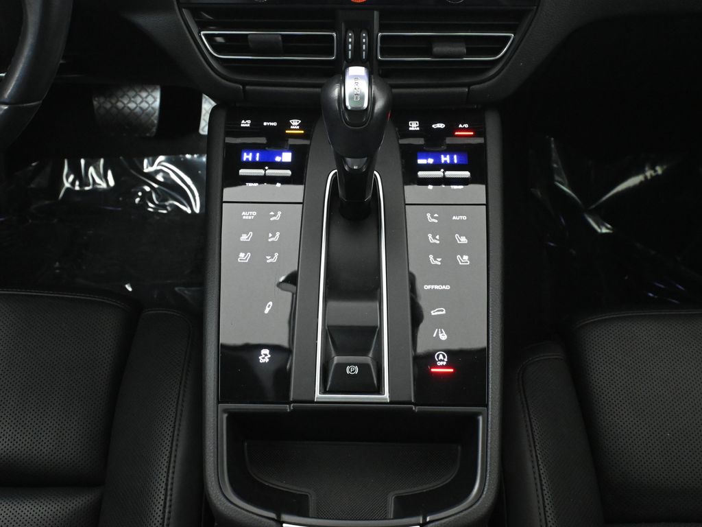 Thumbnail: 2023 Porsche Macan - 24