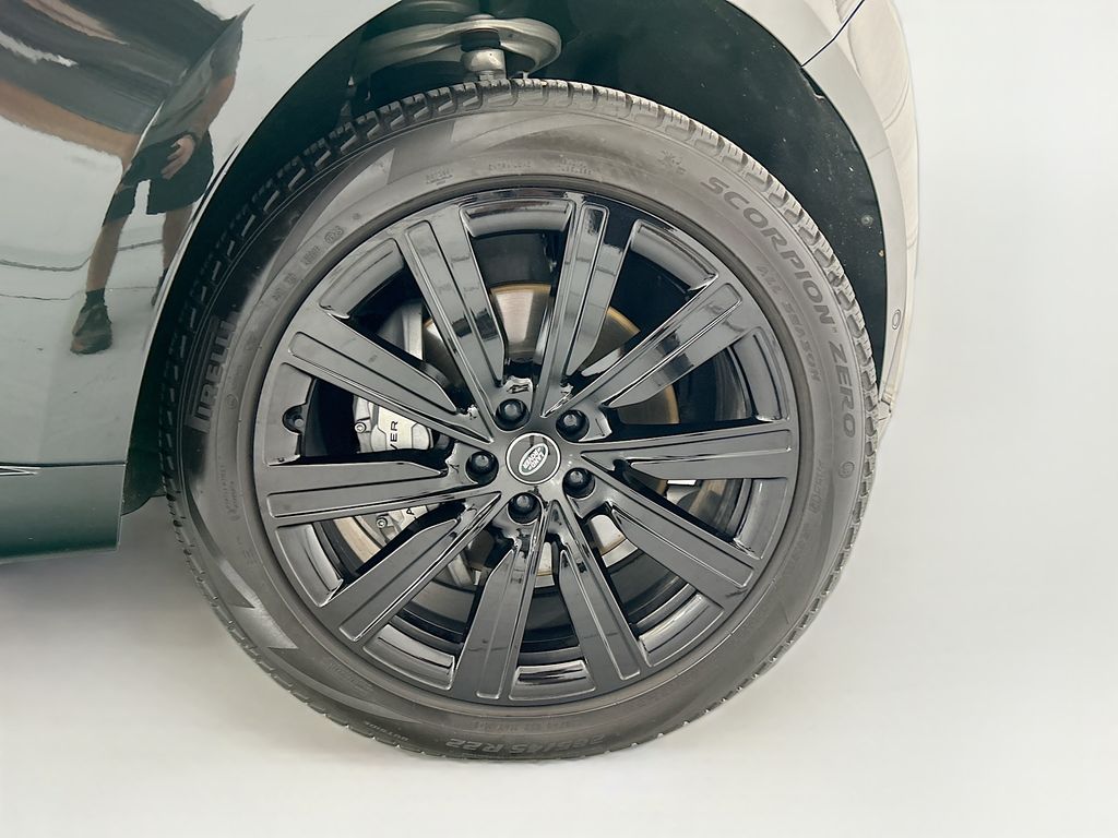 Used 2025  Land Rover SE image 31