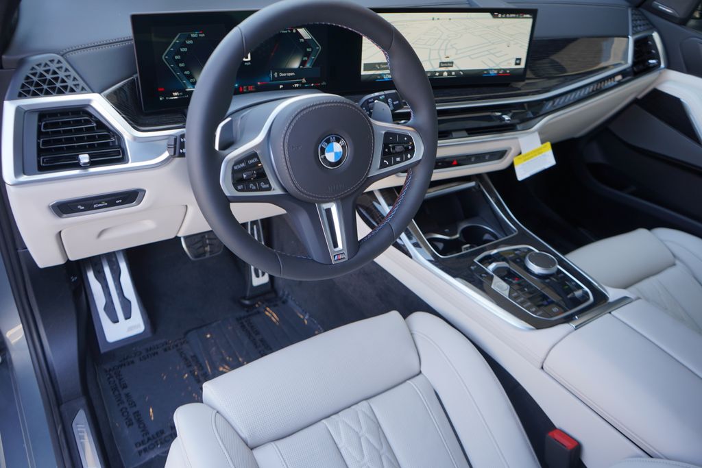 2025 BMW X7 M60i 12