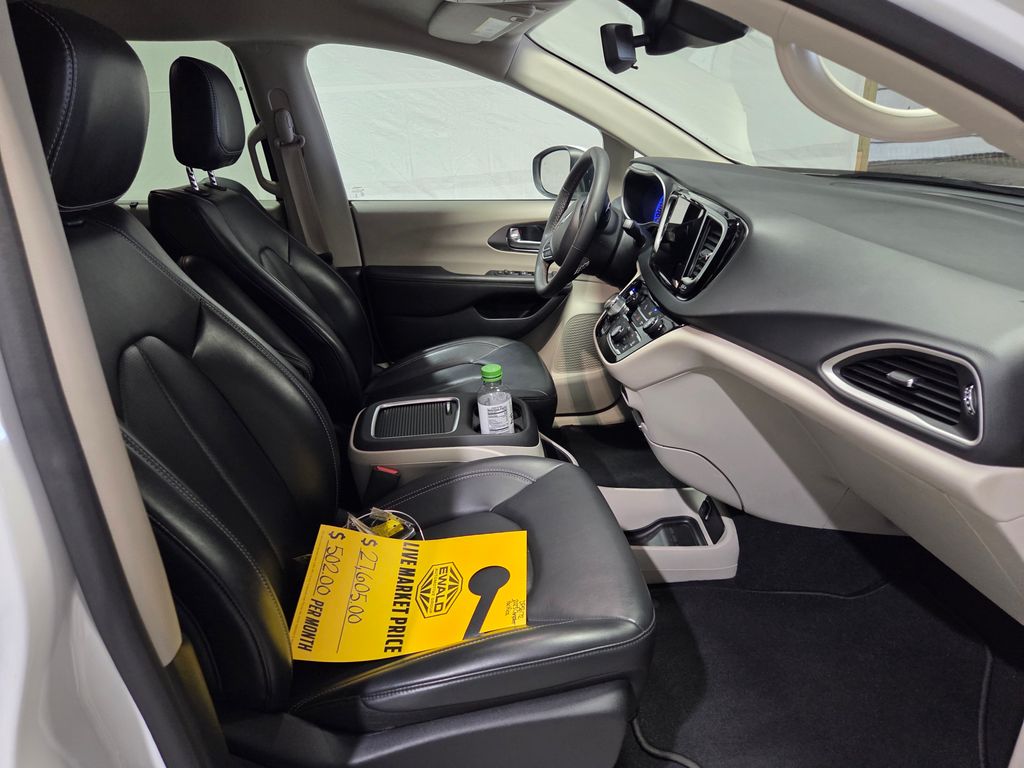 2023 Chrysler Pacifica Touring L photo