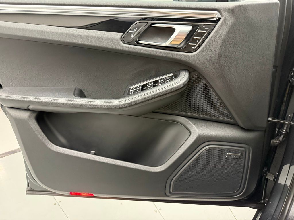 Thumbnail: 2025 Porsche Macan - 22