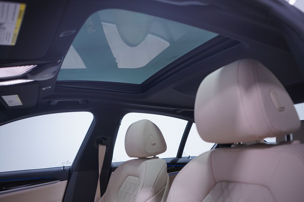 Thumbnail: 2023 BMW 5 Series - 8