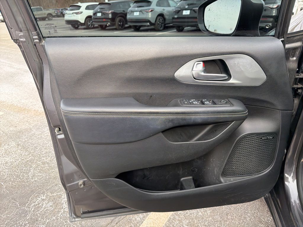 Thumbnail: 2018 Chrysler Pacifica - 19