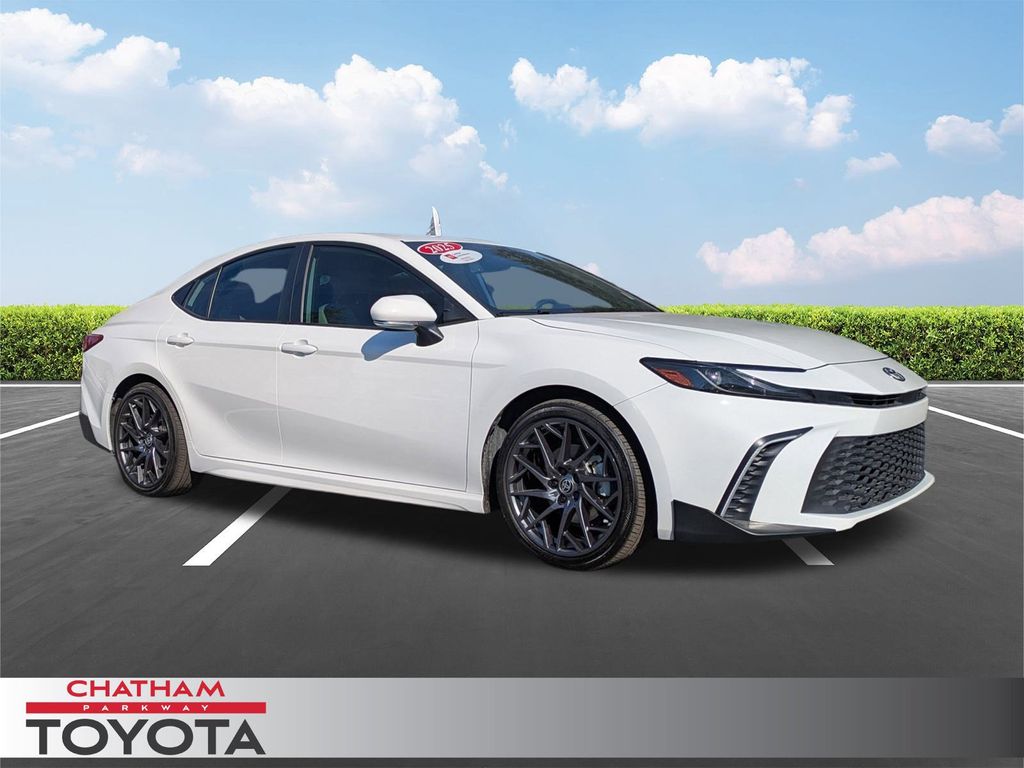 2025 Toyota Camry SE's photo