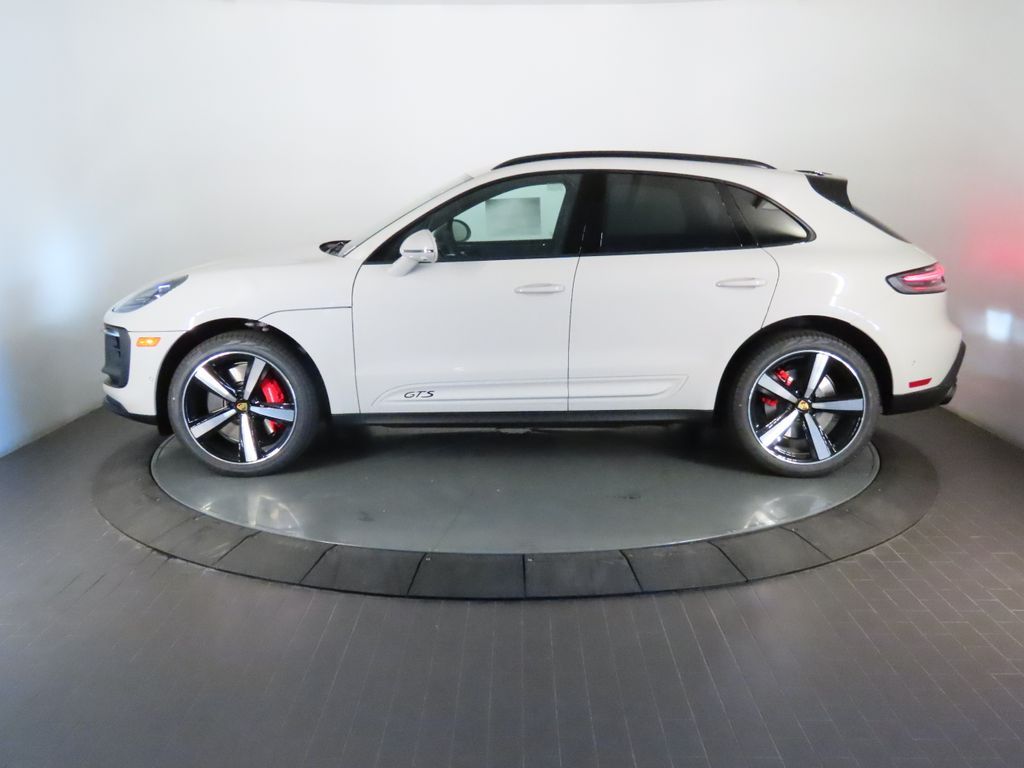 Thumbnail: 2026 Porsche Macan - 2