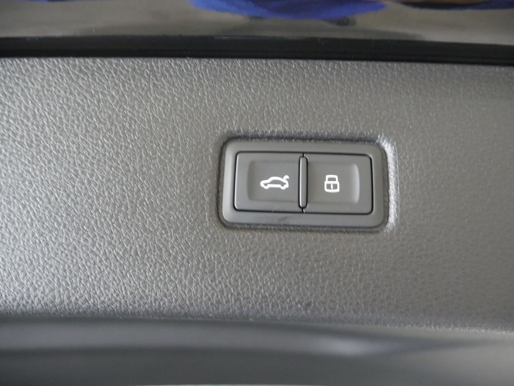 Thumbnail: 2026 Audi Q7 - 23