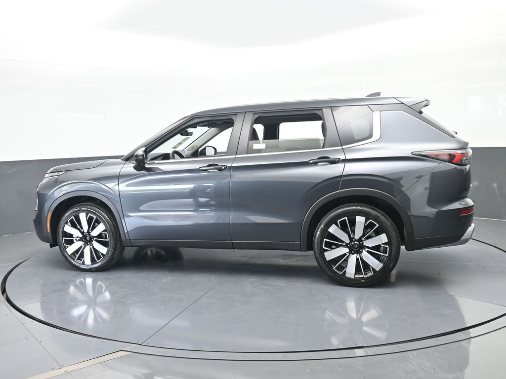 New 2026 Graphite Gray Mitsubishi SE image 3