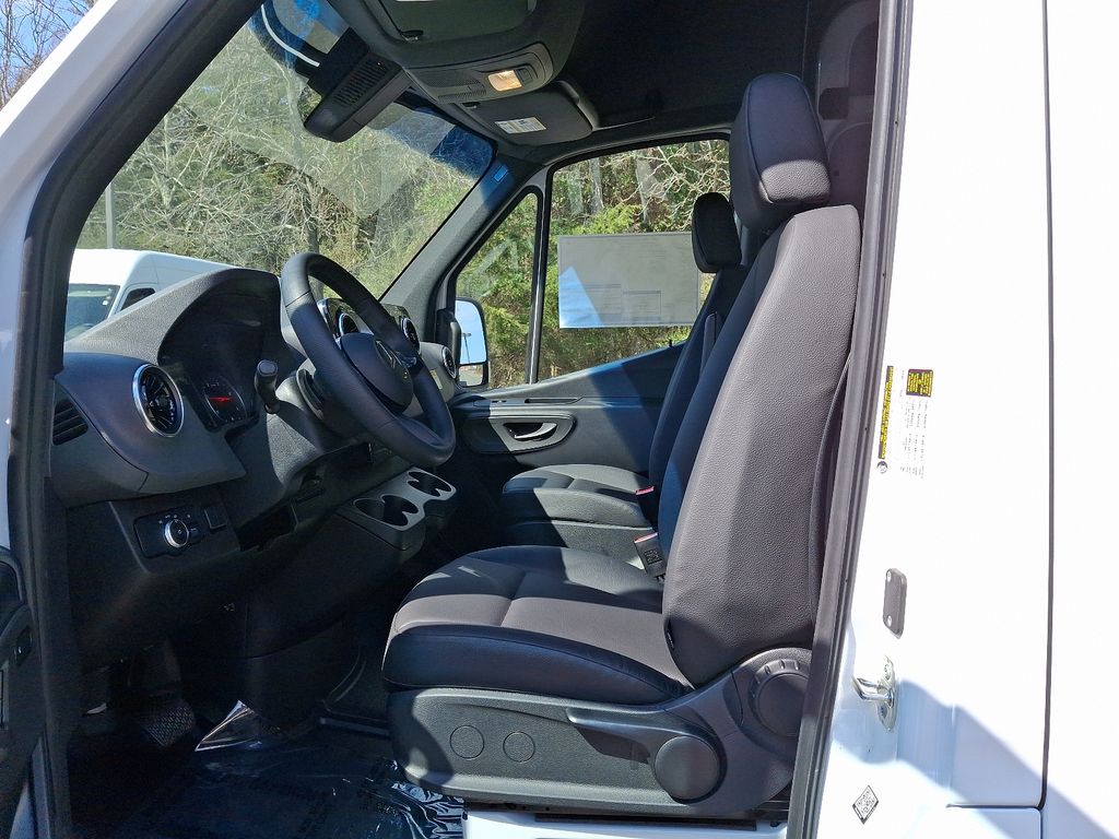 2025 Mercedes-Benz Sprinter 2500 10