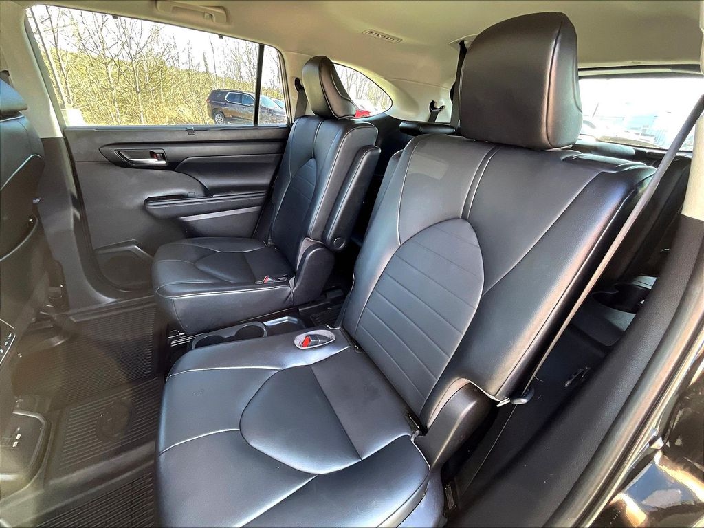 2021 Toyota Highlander — photo 14