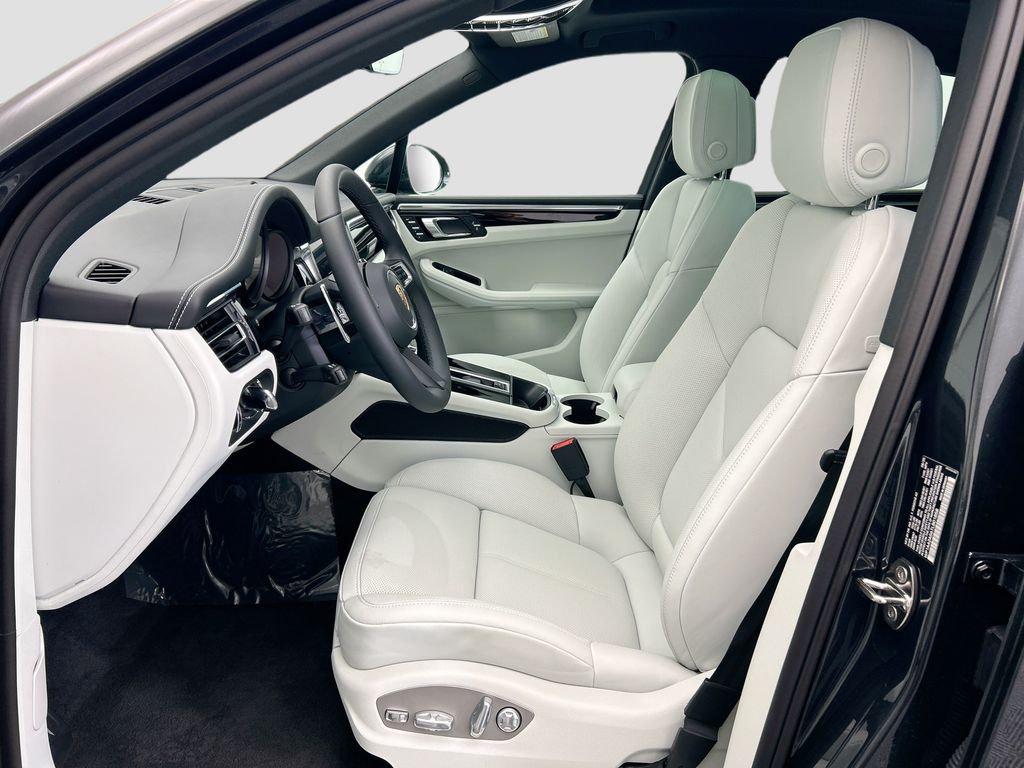 Thumbnail: 2026 Porsche Macan - 5