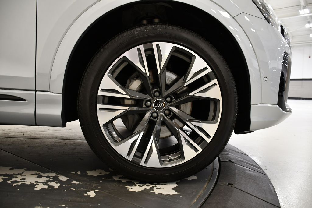 Thumbnail: 2025 Audi Q8 - 16