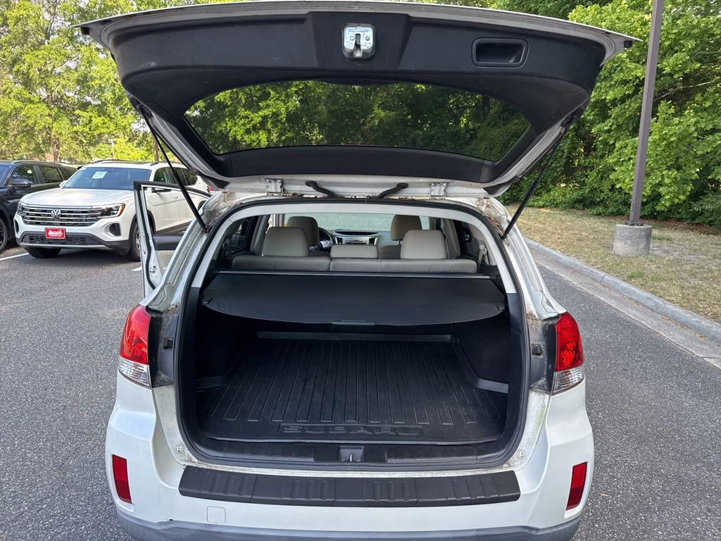 Used 2010 White Subaru 2.5i Premium image 7