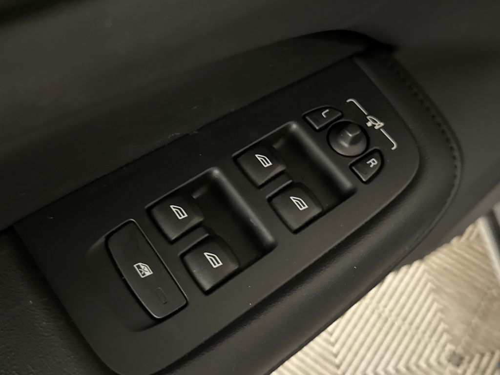 Certified Used 2025  Volvo B5 Core image 16