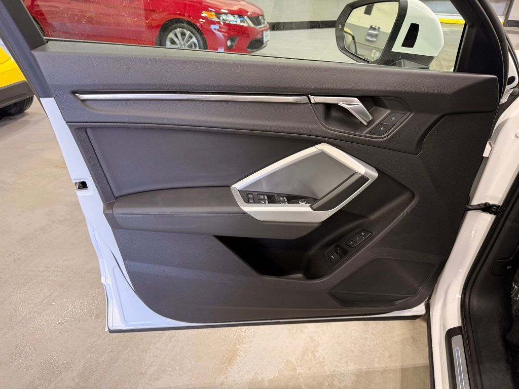 Thumbnail: 2022 Audi Q3 - 10