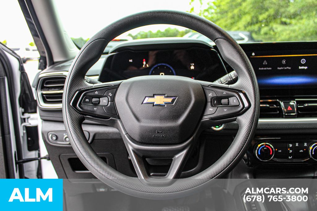 Used 2025 White Chevrolet LT image 25