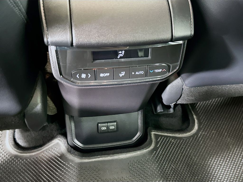 2025 Toyota Highlander XLE 26